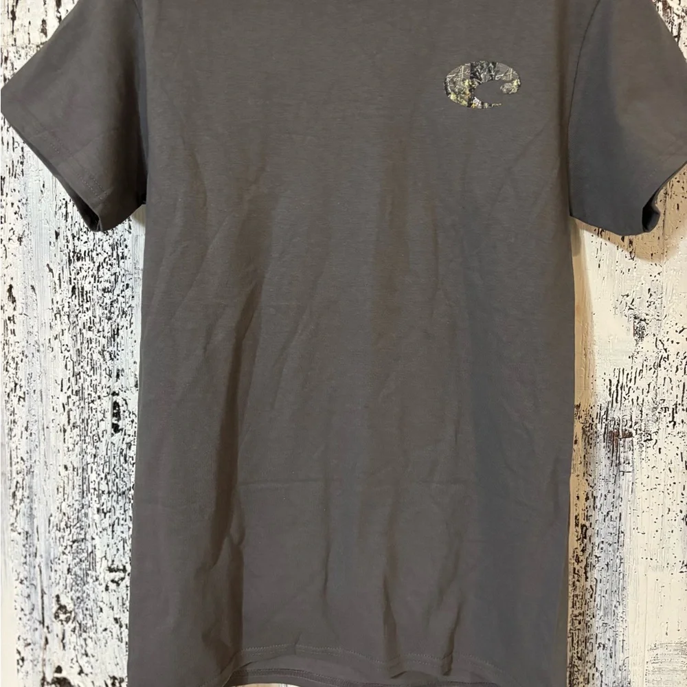 🆕 Costa Del Mar Camo Logo Graphic Tee Men’s Gray Short Sleeve Shirt & Logo Decal